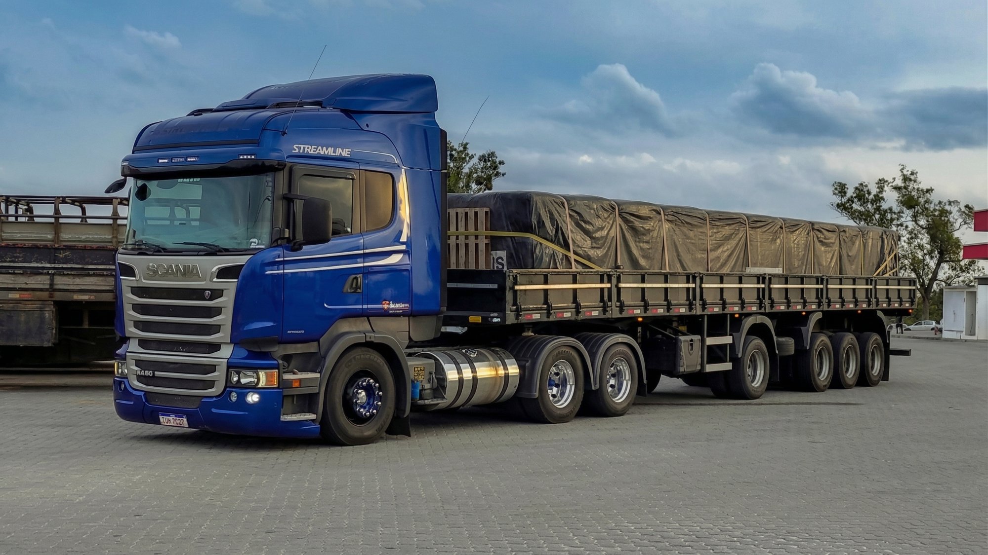 Carreta 4º eixo Scania azul