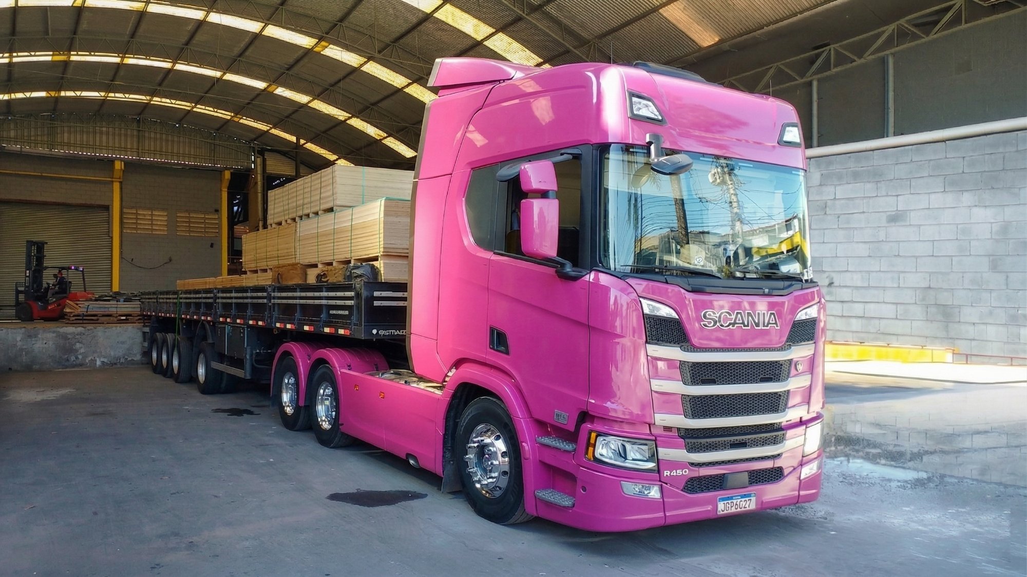 Carreta Vanderleia Scania rosa