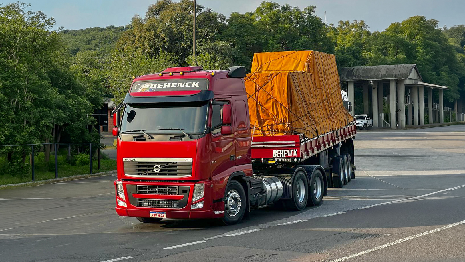 Carreta LS Volvo vermelho