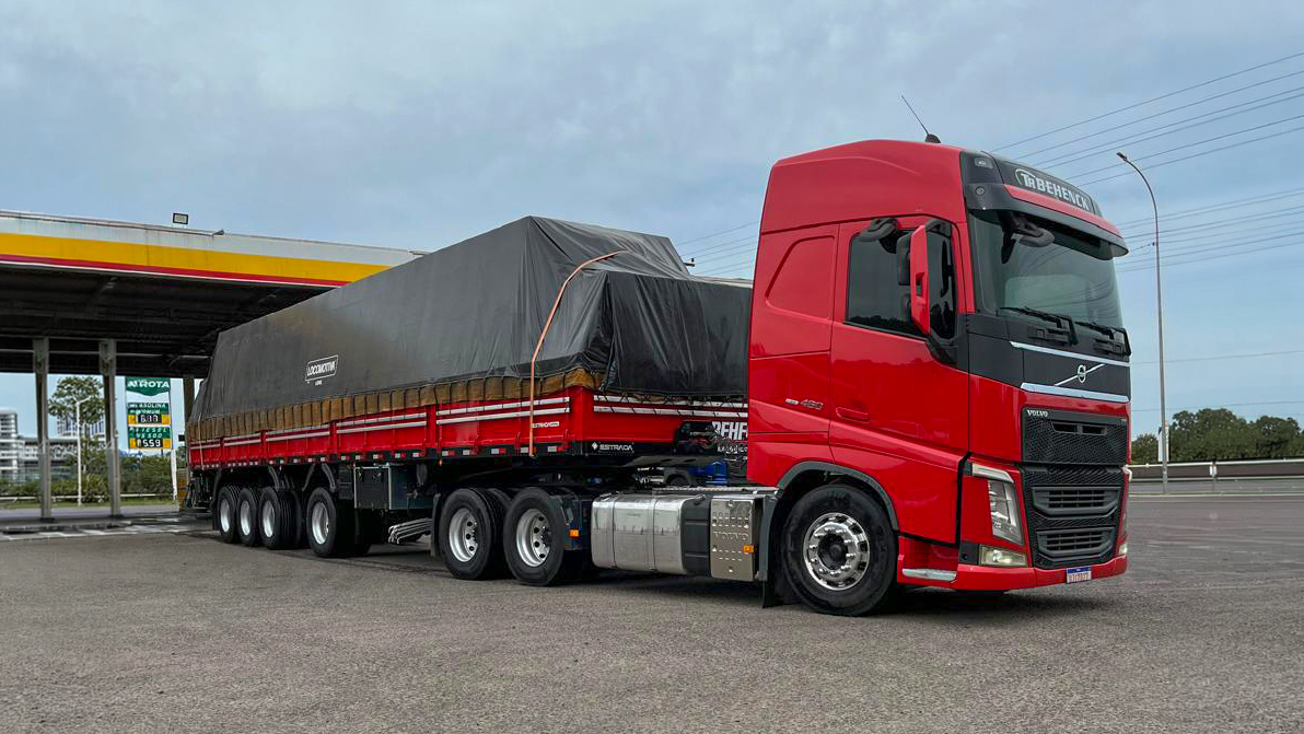 Volvo FH vermelho rodovia